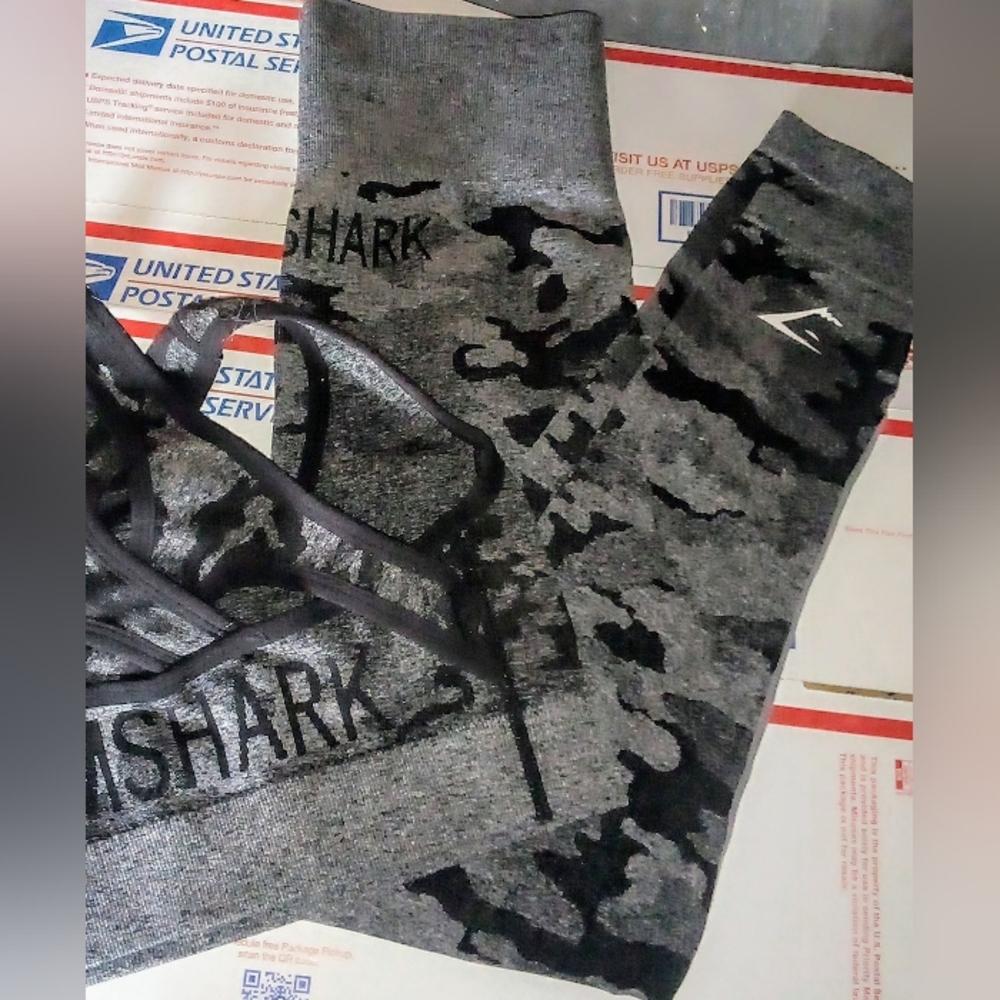 GYMSHARK matching set Size S Black & Gray Camo - love this just didn’t fit me!
